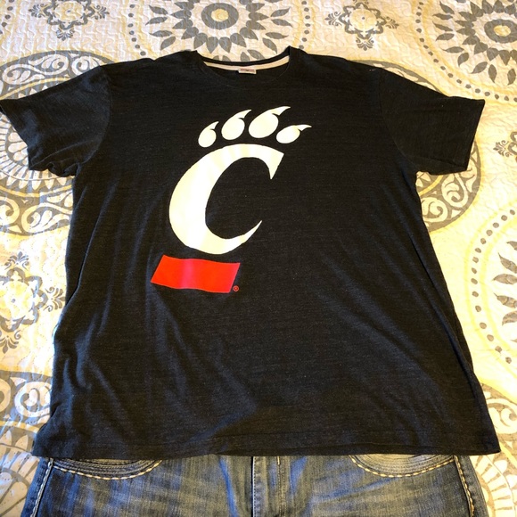 Other - Men’s Cincinnati Bearcats t-shirt